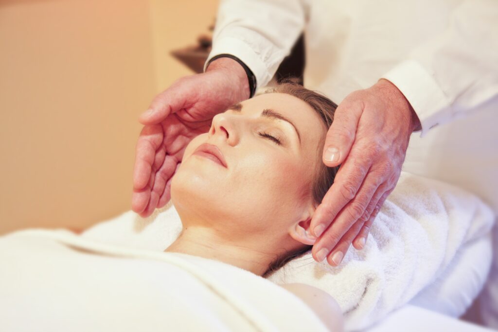 Femme recevant des soins énergétiques Reiki