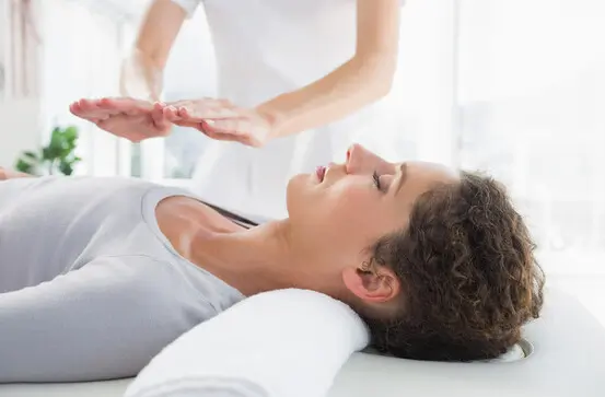 Femme recevant des soins énergétiques Reiki