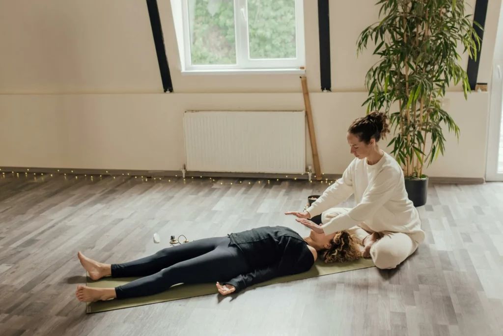 Vue plongeante sur femme allongée au sol recevant des soins reiki